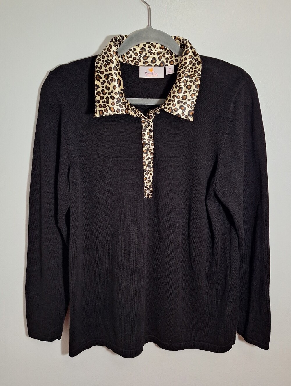Quacker Factory Black Sweater Silky Animal Print Collar & Rhinstones Vneck Med